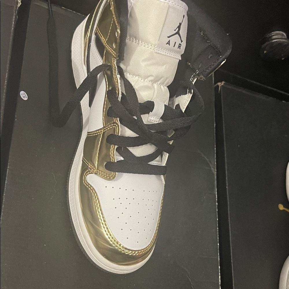 Jordan Kids Sneakers in Gold and White